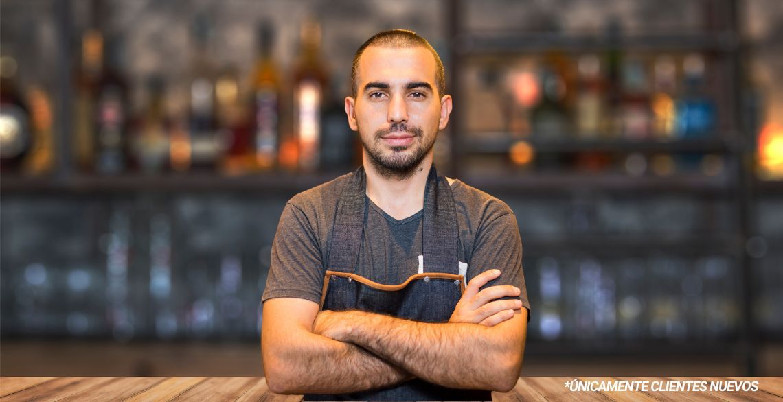 Dueño de negocio cobrando con su terminal de cobro Getnet